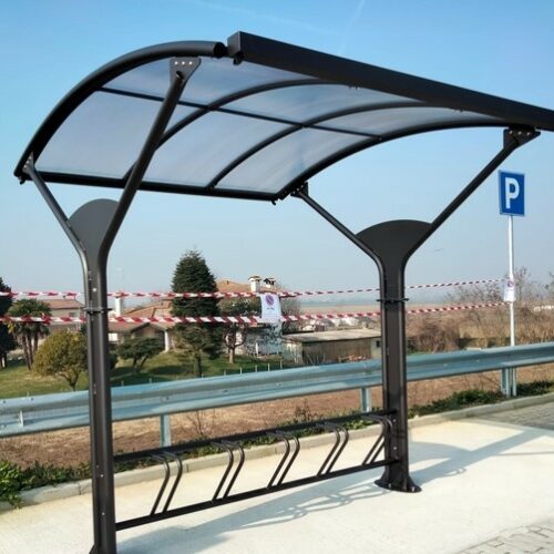 Compacte Fietsoverkapping Delta 11 Met de geïntegreerde fietsenrekken een ideale fietsoverkapping voor 5 fietsen. In diverse ral kleuren leverbaar.